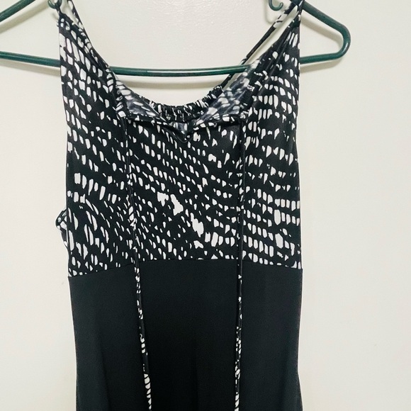 Elegant Black and White Women's Dress - Picture 8 of 10